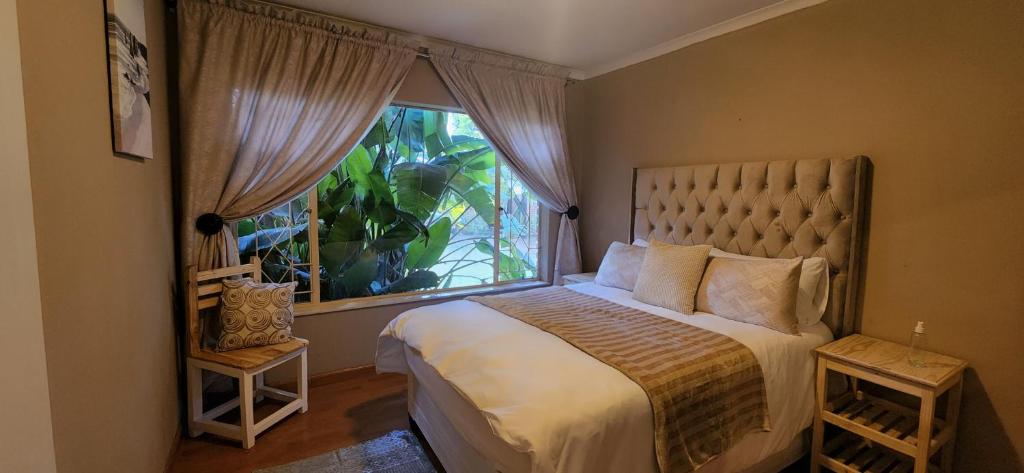 肯普顿帕克Bozi Abode的一间卧室设有一张大床和一个窗户。
