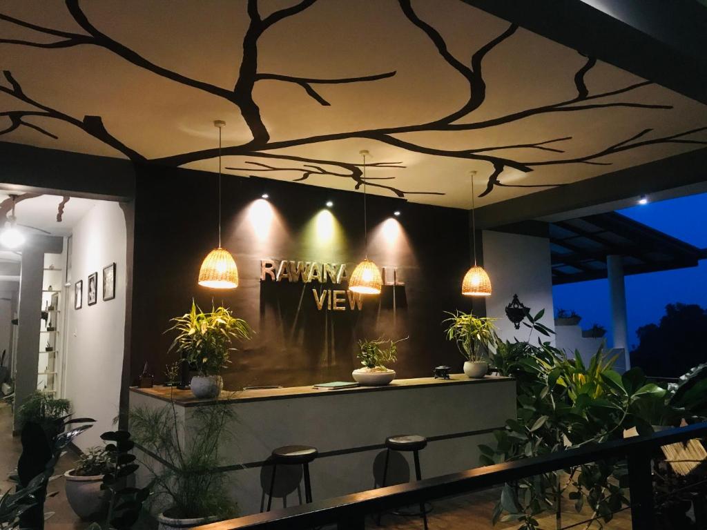 埃拉Rawana View Ella的墙上挂着盆栽植物和灯的餐厅