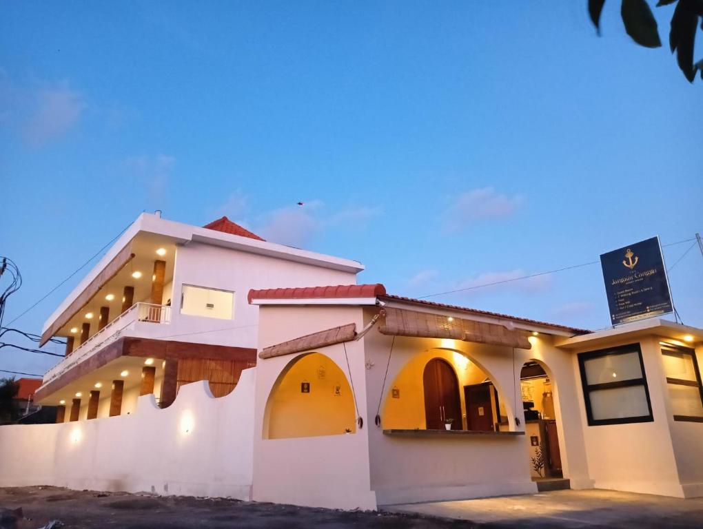 坎古The Jangkar Canggu Guesthouse & Villa的建筑的一侧有灯
