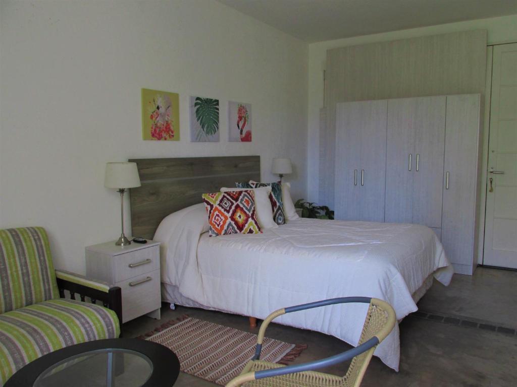 迈普Habitación doble, baño privado.的一间卧室配有一张床、一把椅子和一张桌子