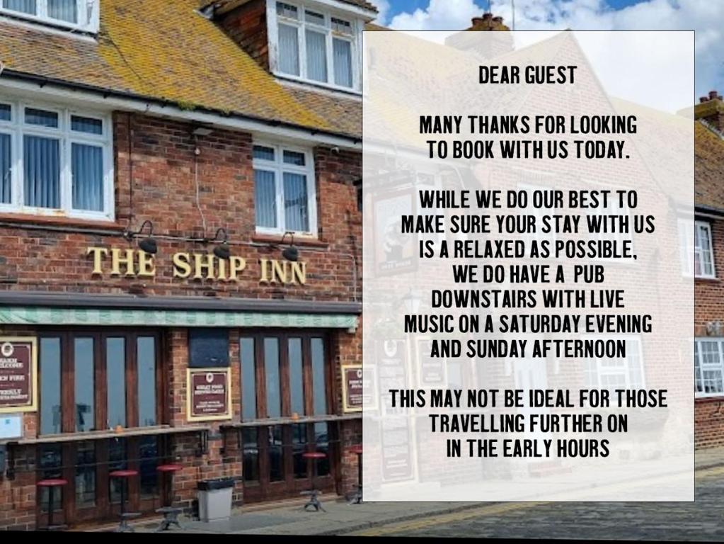 福克斯通The Ship Inn Folkestone的砖楼前的标志