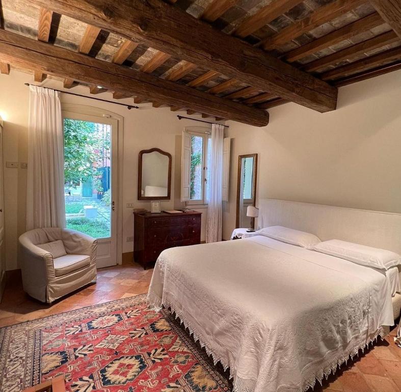 拉文纳Le Case Di San Vitale Easy的卧室配有床、椅子和窗户。