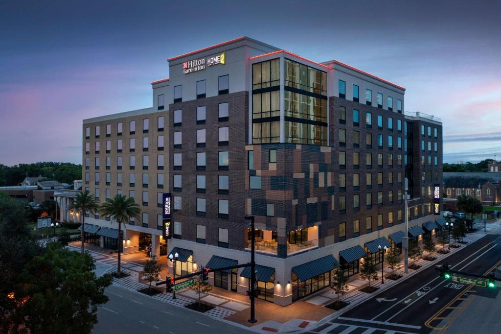 奥兰多Hilton Garden Inn Orlando Downtown的城市街道上的一个大型建筑