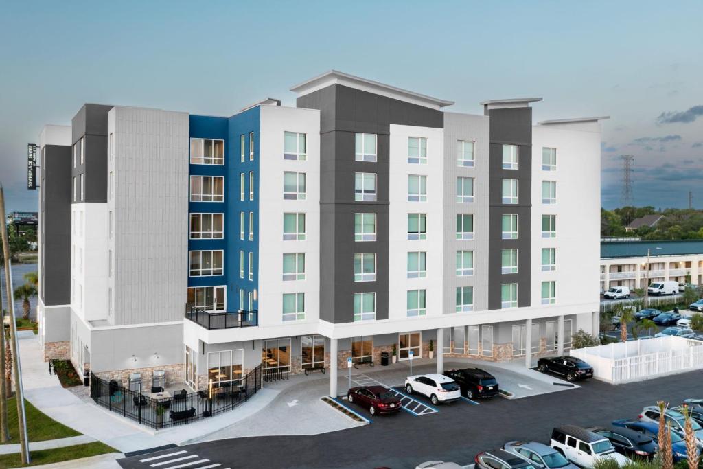 克利尔沃特TownePlace Suites by Marriott Tampa Clearwater的停车场酒店 ⁇ 染
