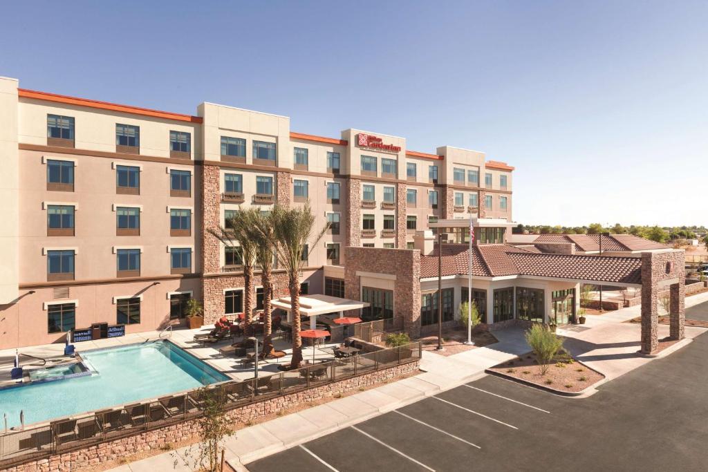 坦培Hilton Garden Inn Phoenix-Tempe University Research Park, Az的享有酒店空中美景,设有游泳池