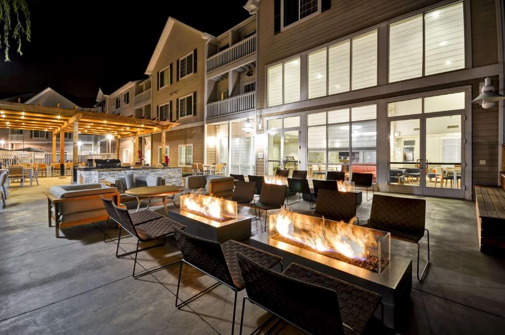 奥克兰奥克兰海滨希尔顿惠庭套房酒店的大楼前设有带壁炉的餐厅