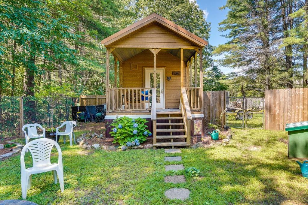 BensonMayfield Tiny Home with Porch, Walk to Beaches!的庭院中带凉亭的小小屋