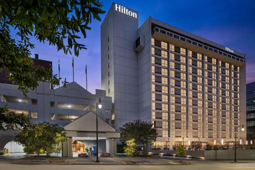 伯明翰Hilton Birmingham Downtown at UAB的一座带黑尔顿酒店的建筑