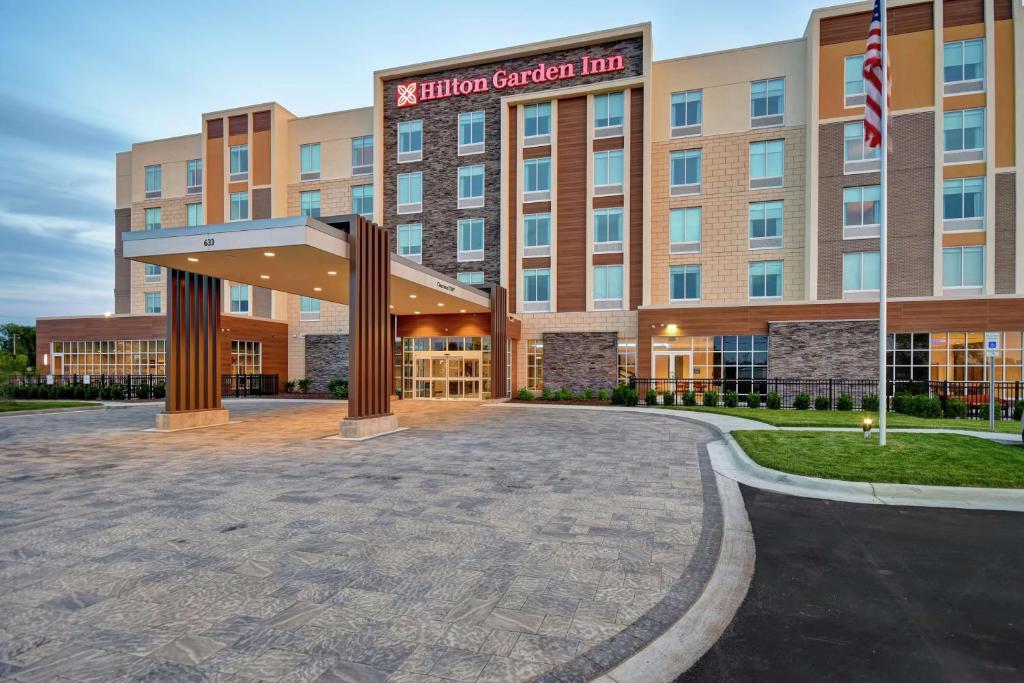 兰辛Hilton Garden Inn Lansing West的建筑的 ⁇ 染