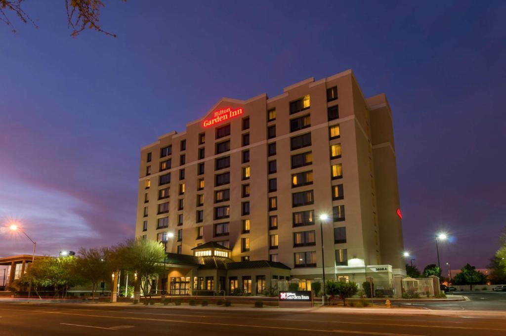 凤凰城菲尼克斯城机场北希尔顿花园旅馆的上面有红 ⁇ 虹灯标志的酒店大楼