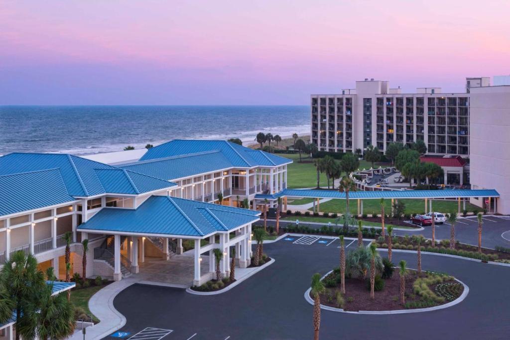 默特尔比奇DoubleTree Resort by Hilton Myrtle Beach Oceanfront的享有度假胜地的空中景致,以海洋为背景