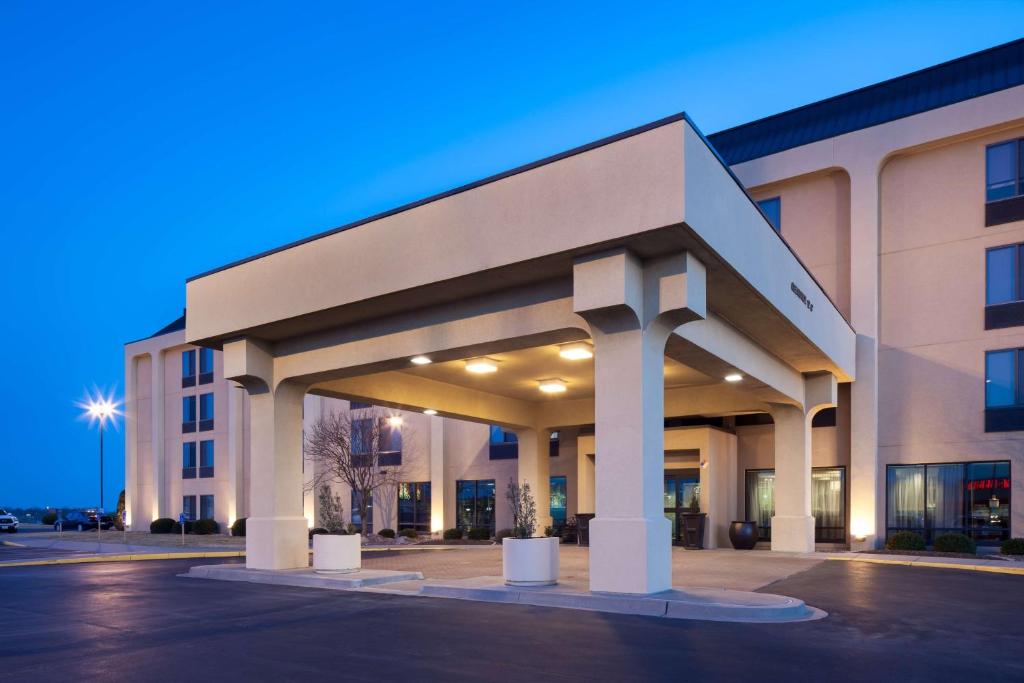 利伯蒂堪萨斯城利伯蒂希尔顿恒庭酒店的一座大型办公楼,外墙有灯光