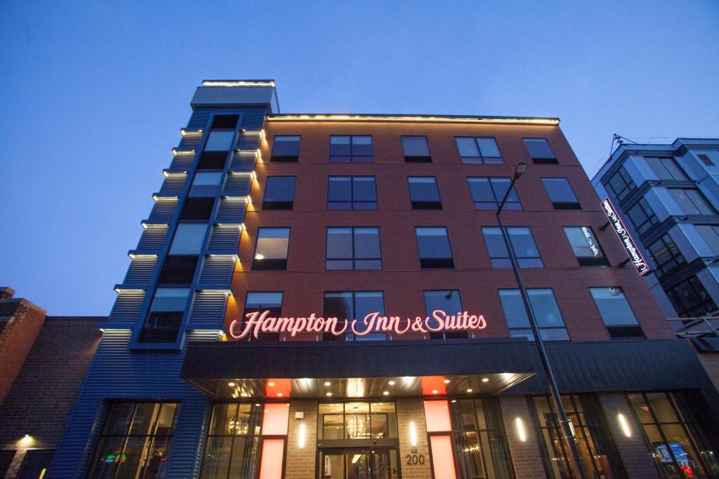 圣保罗圣保罗市中心汉普顿套房酒店的一座建筑,上面标有读取哈林顿旅馆和套房的标志