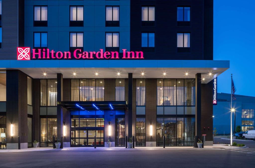麦迪逊Hilton Garden Inn Madison Downtown, WI的酒店花园旅馆外貌的 ⁇ 染