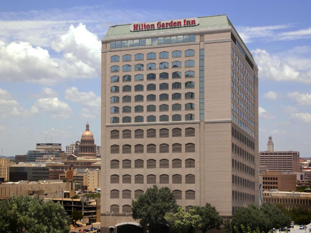 奥斯汀Hilton Garden Inn Austin Downtown-Convention Center的一座建筑的顶部设有一座冰毒花园旅馆