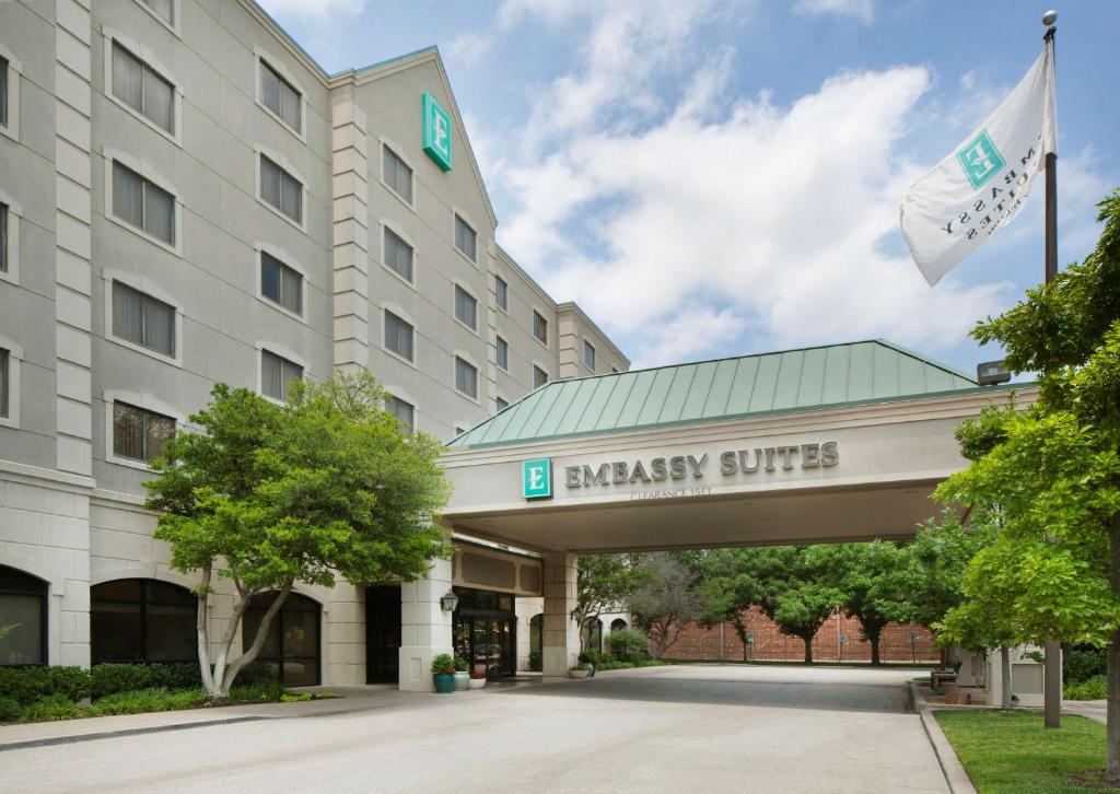 达拉斯Embassy Suites by Hilton Dallas Near the Galleria的干草套房酒店入口的 ⁇ 染
