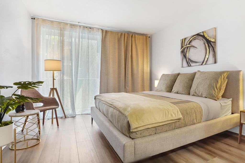 洛杉矶Swim, Dine, Relax in Marina Del REY的一间卧室设有一张床和一个大窗户