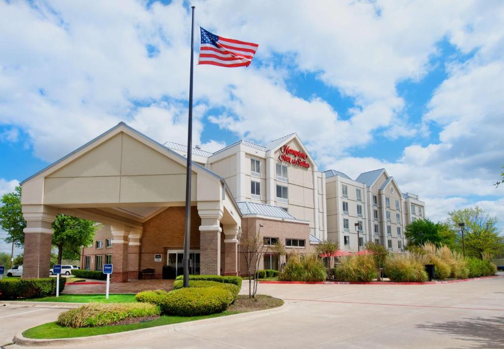 罗阿诺克Hampton Inn & Suites N Ft Worth-Alliance Airport的前面有美国国旗的酒店