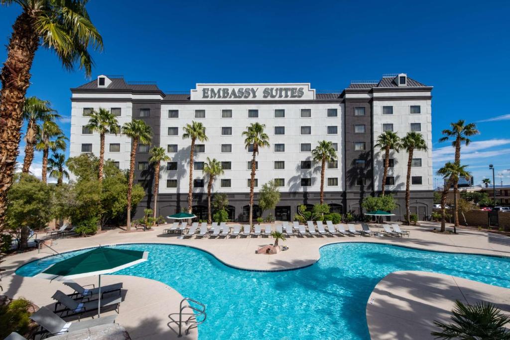 拉斯维加斯Embassy Suites by Hilton Las Vegas的一座拥有游泳池和棕榈树的酒店