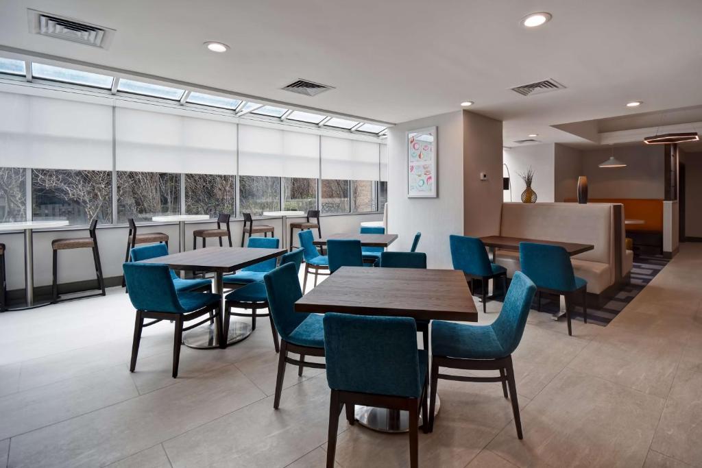 Hampton Inn NY-JFK的厨房或小厨房