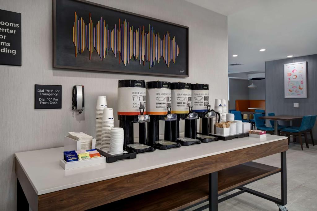 Hampton Inn NY-JFK的咖啡和沏茶工具