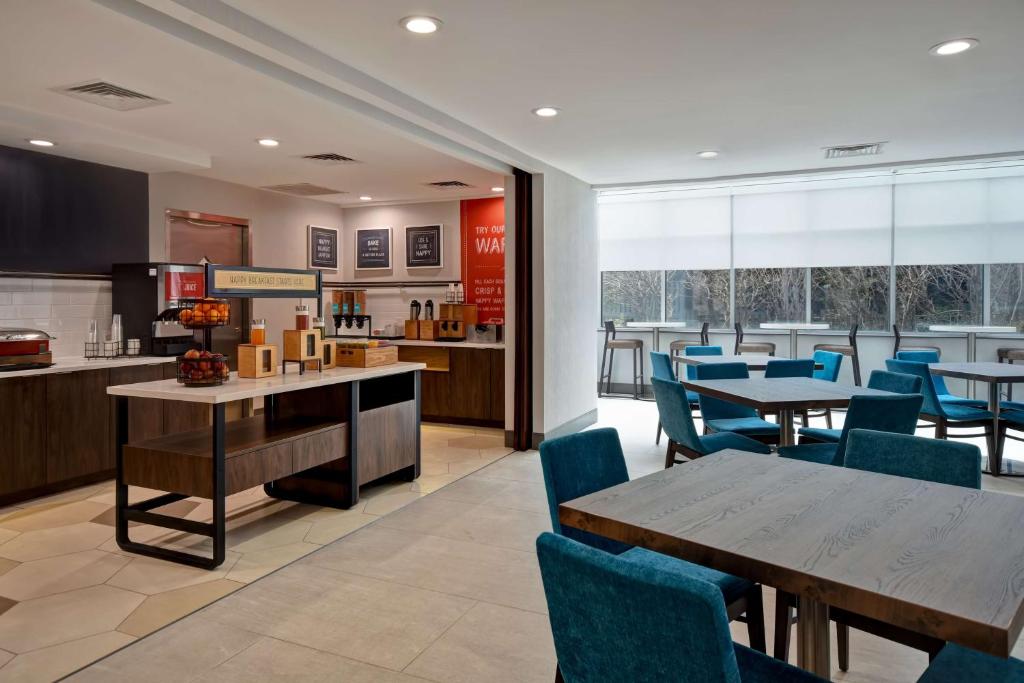 Hampton Inn NY-JFK的厨房或小厨房