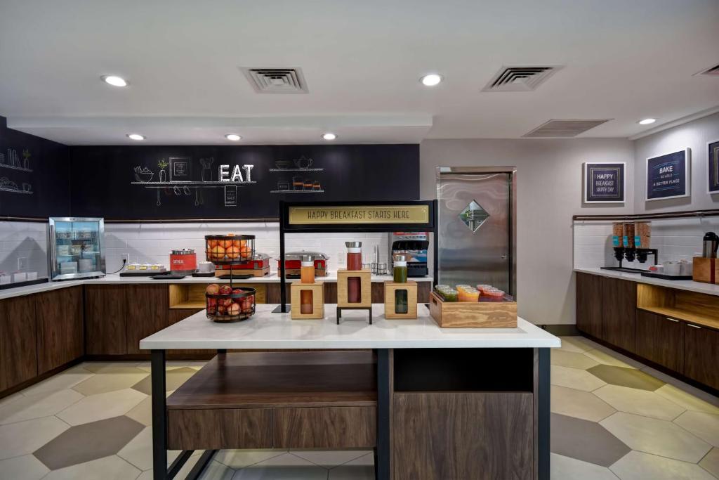 Hampton Inn NY-JFK的厨房或小厨房