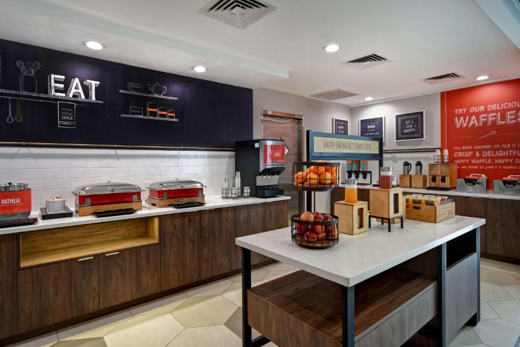 皇后区Hampton Inn NY-JFK的厨房的柜台上放着食物