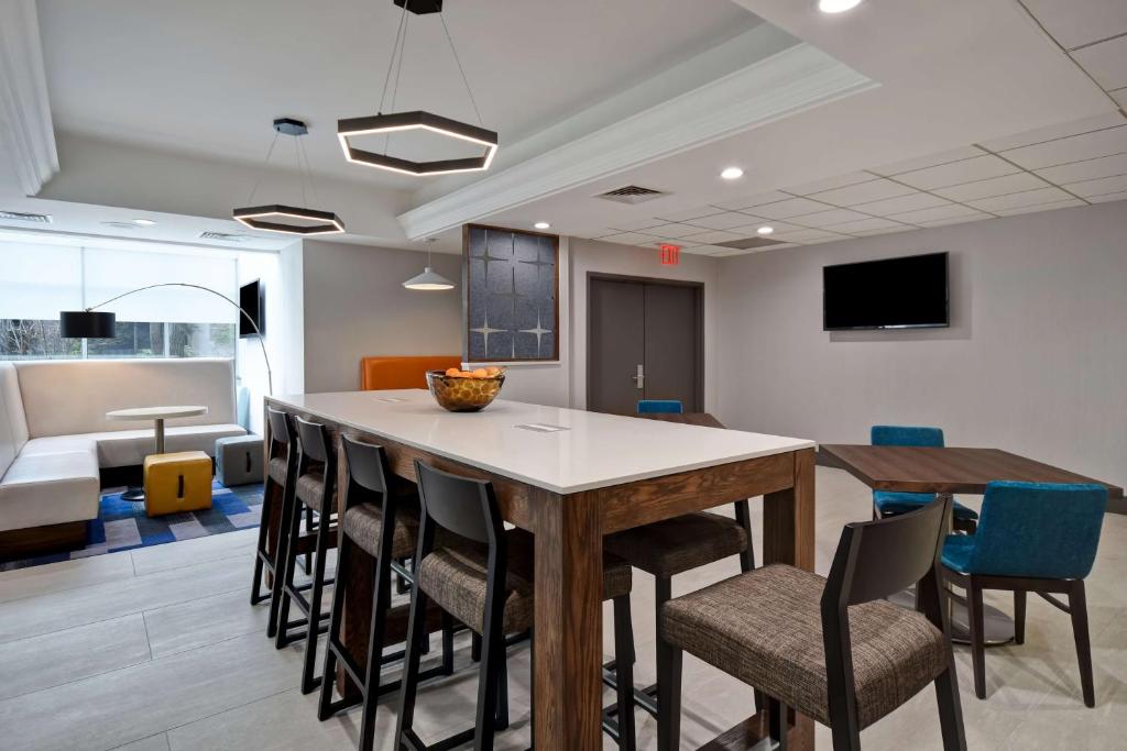 Hampton Inn NY-JFK的电视和&#47;或娱乐中心