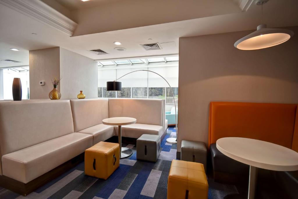 Hampton Inn NY-JFK的休息区