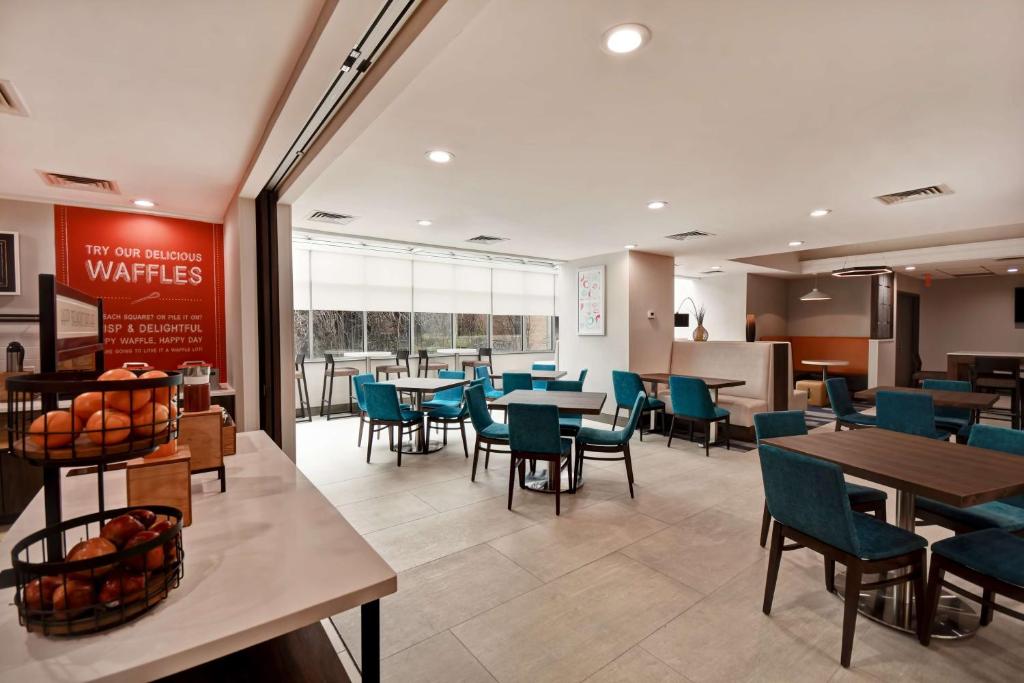 Hampton Inn NY-JFK餐厅或其他用餐的地方