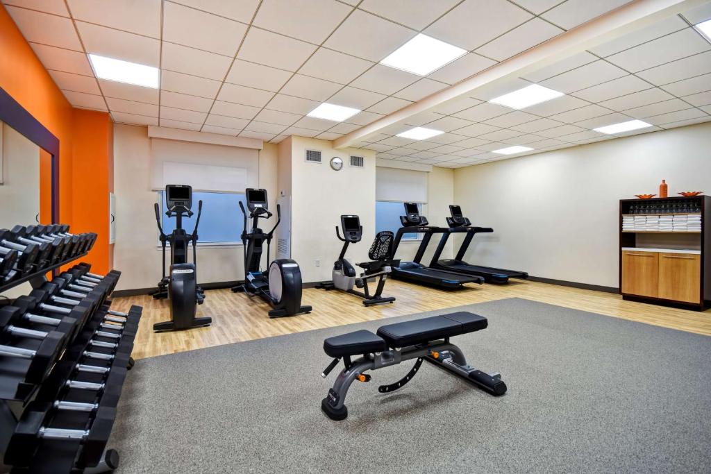 Hampton Inn NY-JFK的健身中心和&#47;或健身设施