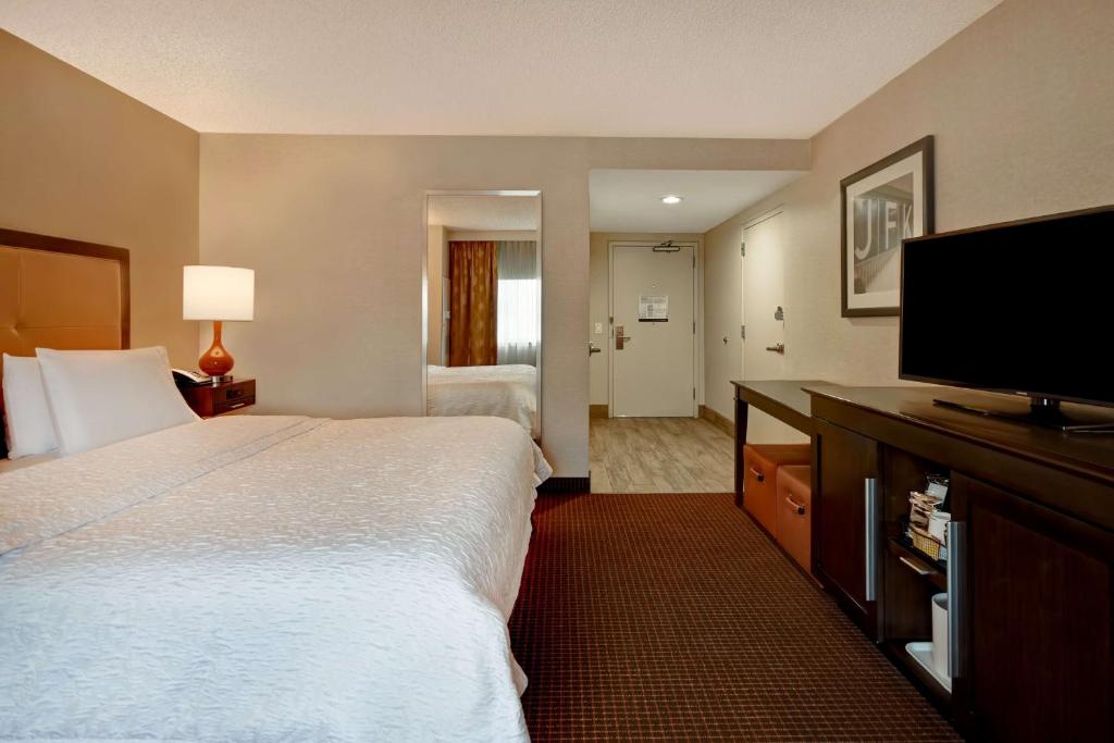 Hampton Inn NY-JFK客房内的一张或多张床位