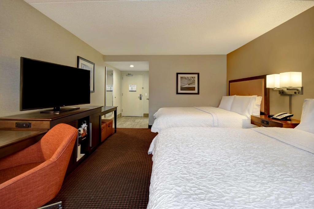 Hampton Inn NY-JFK客房内的一张或多张床位