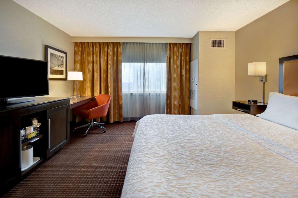 Hampton Inn NY-JFK客房内的一张或多张床位