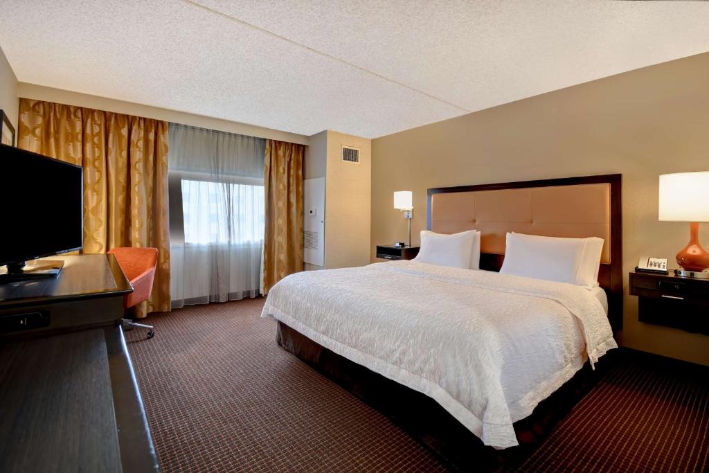 Hampton Inn NY-JFK的电视和&#47;或娱乐中心