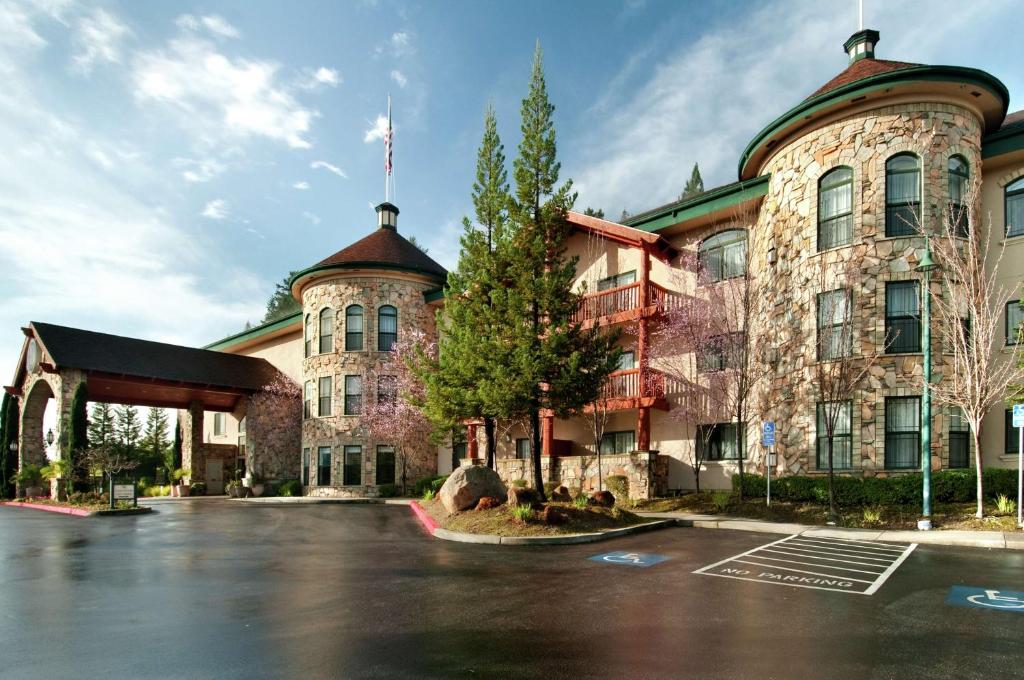 圣克鲁兹Hilton Santa Cruz Scotts Valley的一座带美国国旗的大型石头建筑