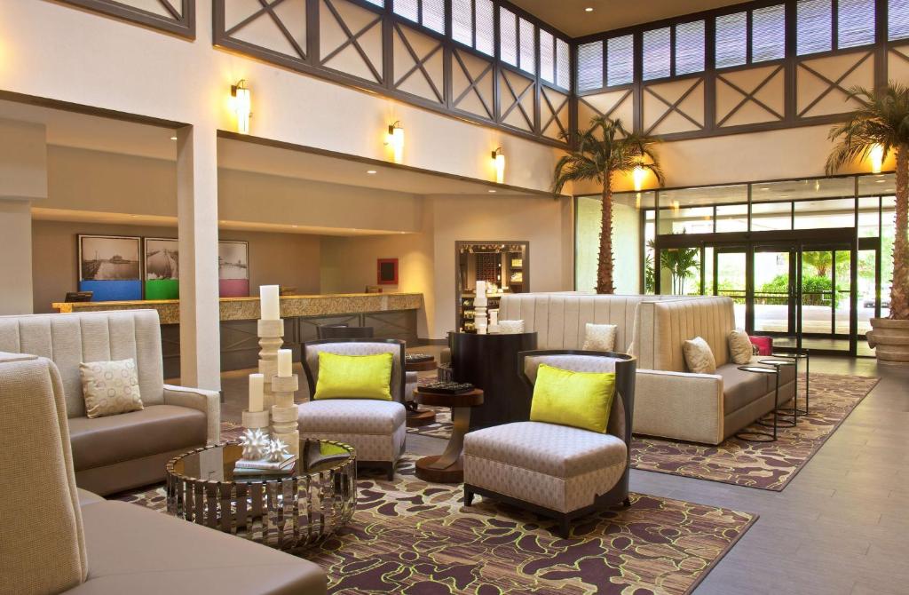 坦帕西岸坦帕机场希尔顿酒店的一个带沙发和椅子的酒店大堂