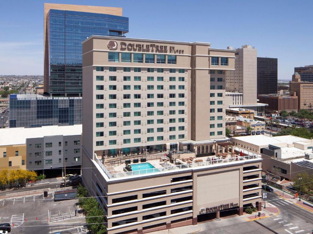 埃尔帕索DoubleTree by Hilton El Paso Downtown的享有带游泳池的建筑的空中景致