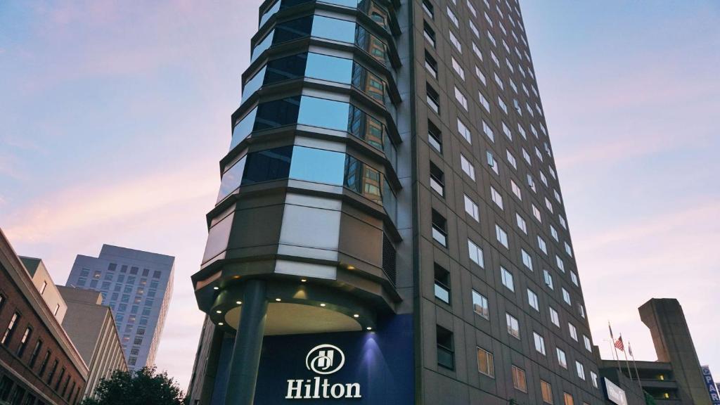 波士顿波士顿后湾希尔顿酒店的一座高大的建筑,上面有hilton标志