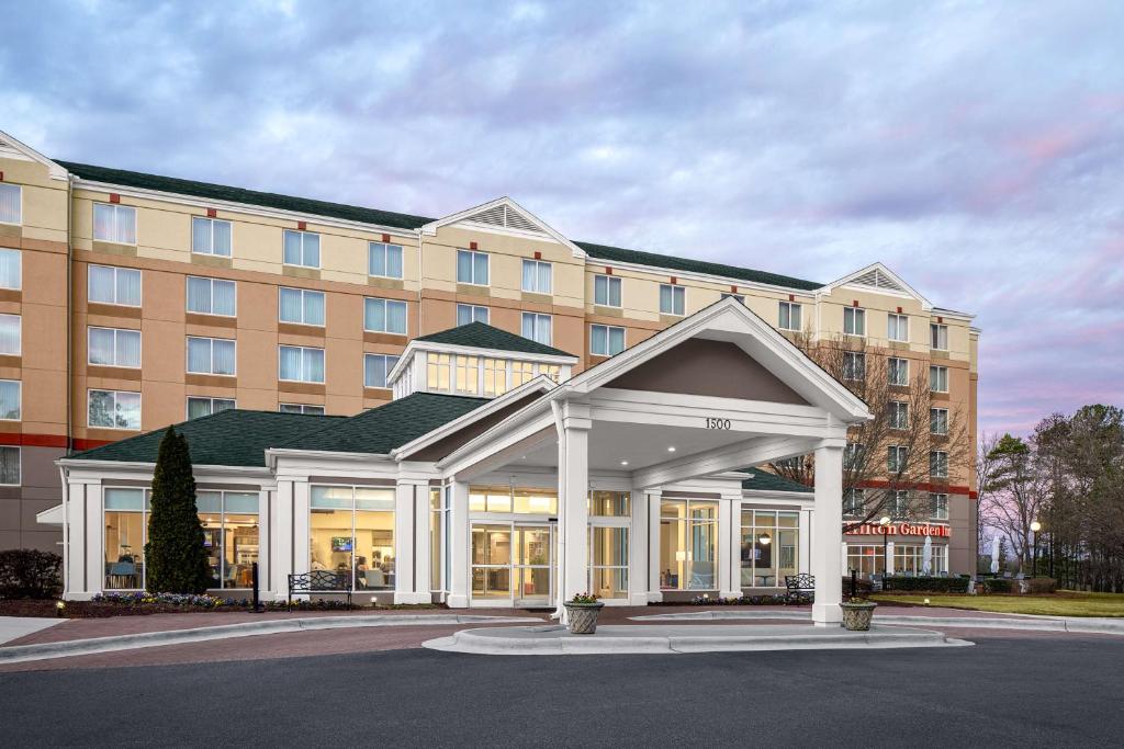 莫里斯维尔Hilton Garden Inn Raleigh Durham Airport的一座带凉亭的大建筑的酒店