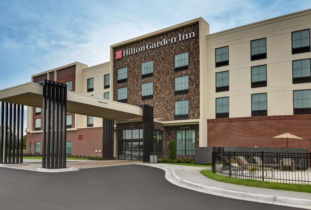 麦迪逊Hilton Garden Inn Madison Huntsville Airport的酒店庭院的 ⁇ 染