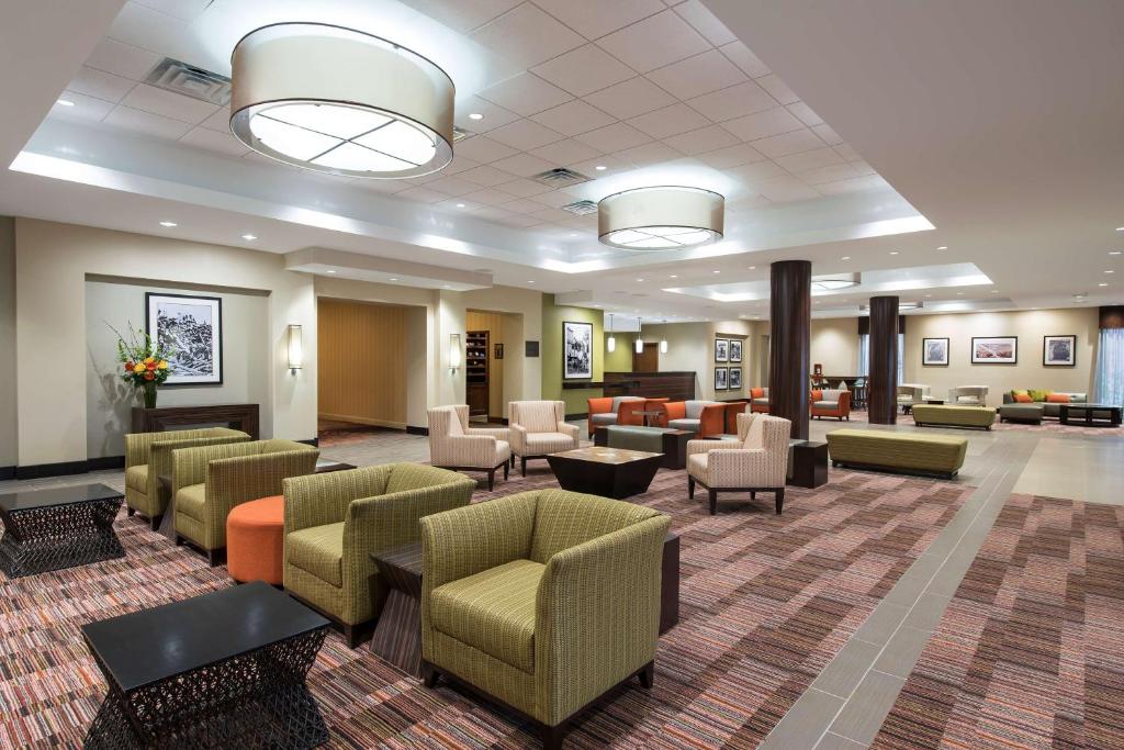 大急流城DoubleTree by Hilton Hotel Grand Rapids Airport的大堂设有带沙发和椅子的等候室