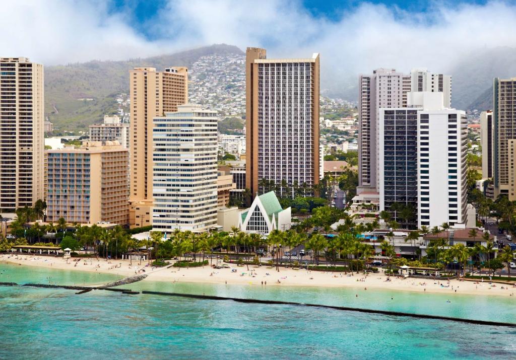 檀香山Hilton Waikiki Beach的城市天际线,拥有海滩和建筑