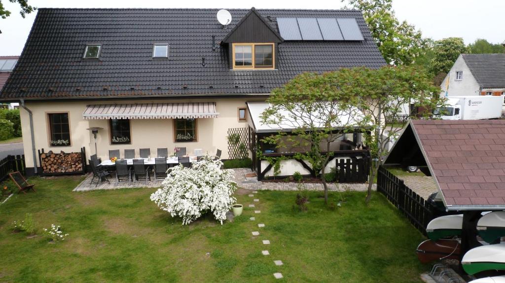 克滕Gästehaus Liubas Insel的享有带庭院的房屋的空中景致