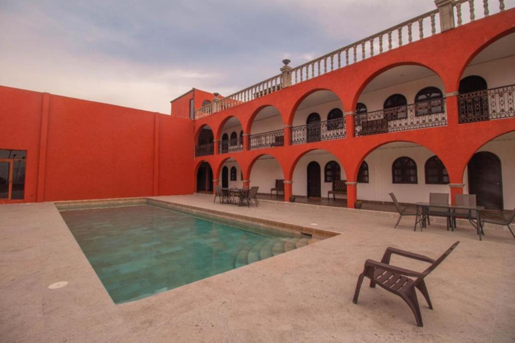 普埃布拉Collection O Hotel Nueva Escocia, Puebla的一座带游泳池的庭院
