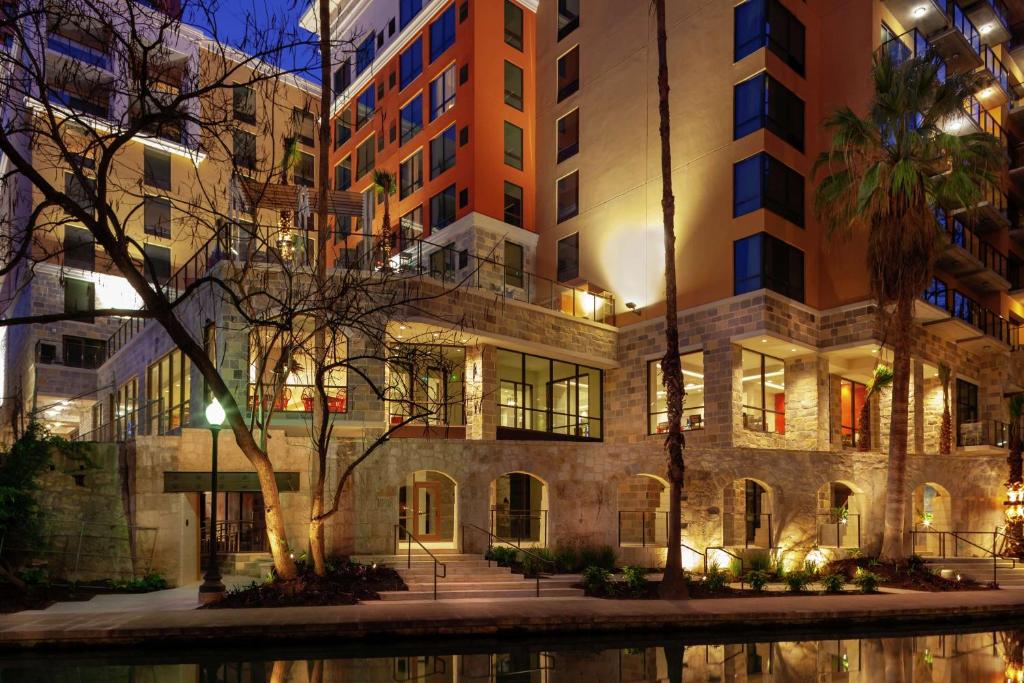 圣安东尼奥Hampton Inn & Suites San Antonio Riverwalk的一座在水中反射的夜间建筑