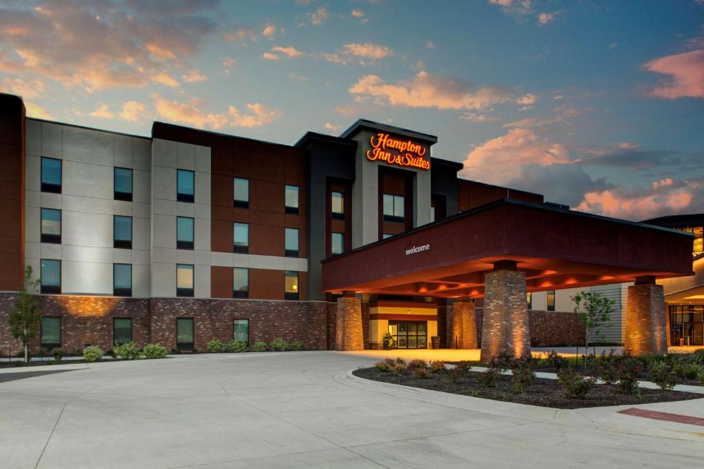 匹兹堡Hampton Inn & Suites Pittsburg Kansas Crossing的酒店前方的 ⁇ 染