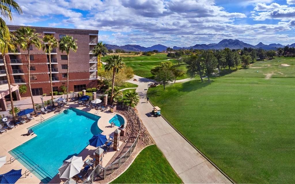 凤凰城Embassy Suites by Hilton Phoenix Scottsdale的享有度假村游泳池的顶部景致