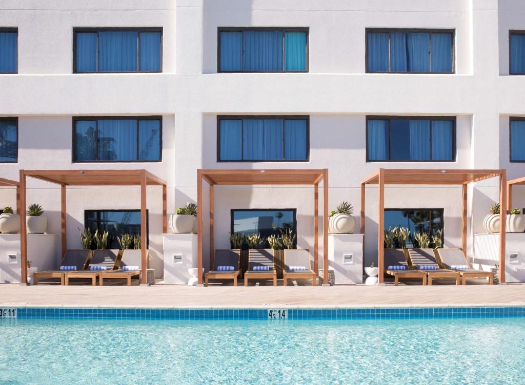 洛杉矶Hilton Santa Monica的游泳池酒店形象